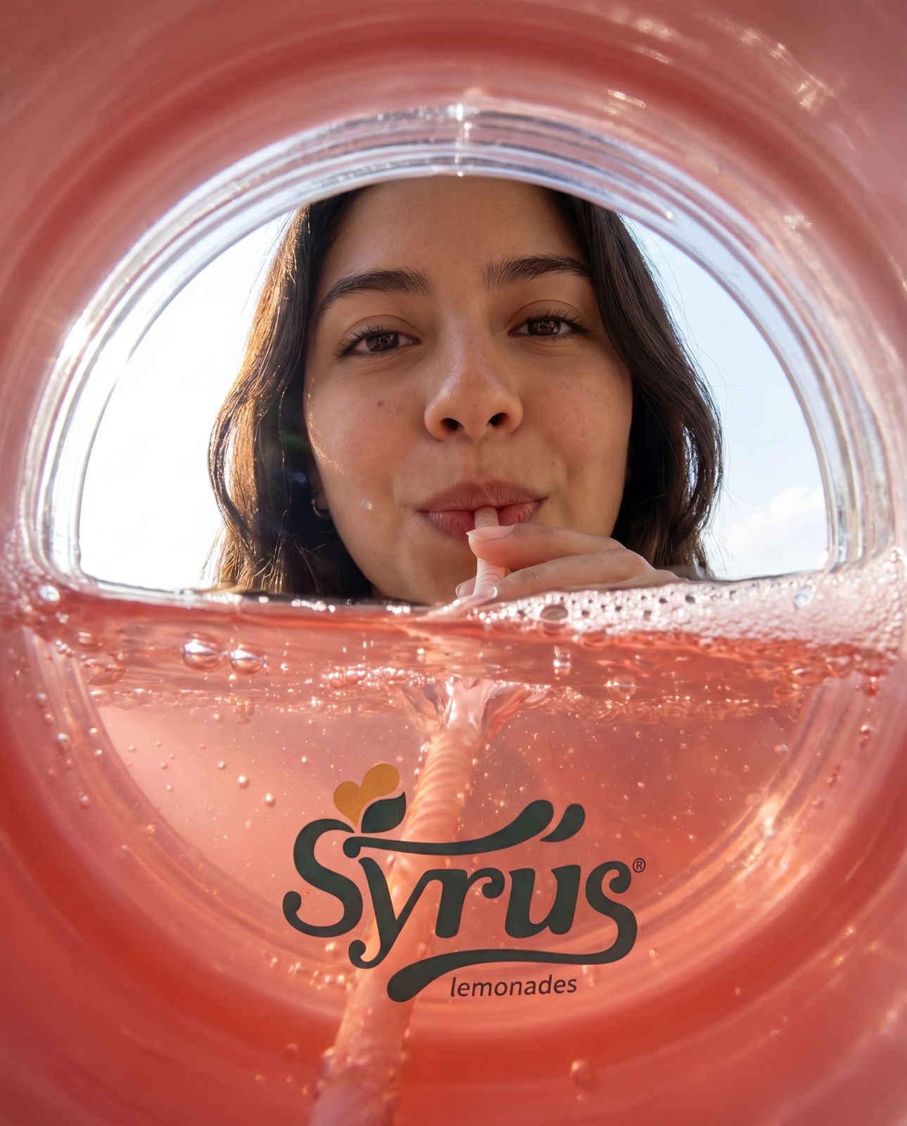 Limonada Syrus Herbal servida con hielo y frescura natural